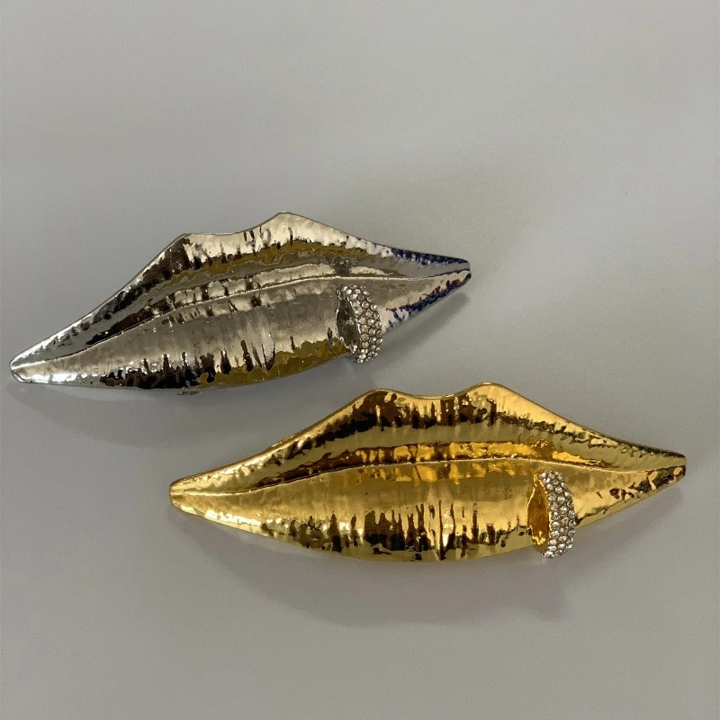 broche en forme de lèvre pour femmes, bijoux à la mode, design européen et américain, cadeaux de fête, accessoires exagérés, nouvelle tendance broche en forme de lèvre pour femmes, bijoux à la mode, design européen et américain, cadeaux de fête, accessoires exagérés, nouvelle tendance
