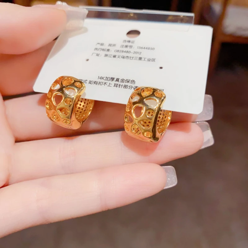 boucles d'oreilles en micro cercles incrustés de haute qualité, exquises, simples, exquises, du japon et de la corée du sud, design unique et à la mode boucles d'oreilles en micro cercles incrustés de haute qualité, exquises, simples, exquises, du japon et de la corée du sud, design unique et à la mode