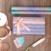 ensemble de rouleaux de papier d'emballage holographique, emballage cadeau en feuille arc en ciel brillant irisé avec points, confettis et lettrage joyeux anniversaire