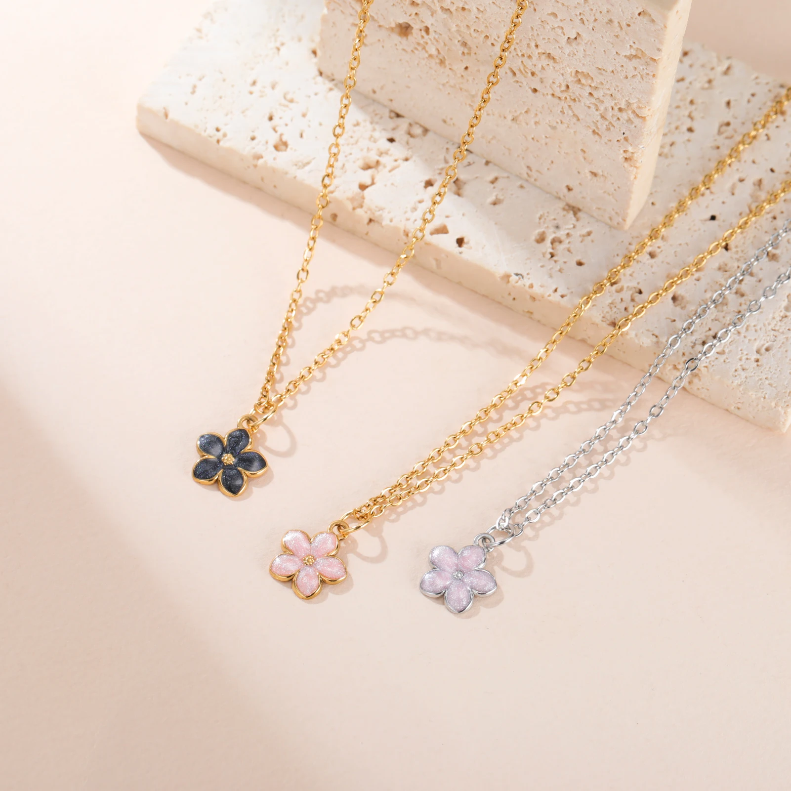 Colliers avec pendentif en forme de fleur en émail doux pour femmes et filles, en acier inoxydable, couleur or, fleur de cerisier, marguerite, bijoux, cadeau d’anniversaire Colliers avec pendentif en forme de fleur en émail doux pour femmes et filles, en acier inoxydable, couleur or, fleur de cerisier, marguerite, bijoux, cadeau d’anniversaire