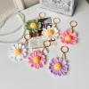Pendentif fleur de marguerite fait à la main au Crochet pour sac à main, produits finis au Crochet, porte-clés à fleurs tricotées, accessoires au Crochet Pendentif fleur de marguerite fait à la main au Crochet pour sac à main, produits finis au Crochet, porte-clés à fleurs tricotées, accessoires au Crochet