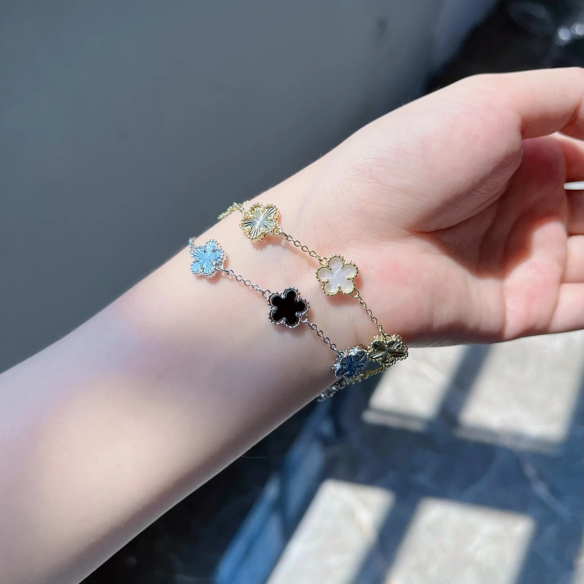 bracelet élégant coréen japonais à cinq pétales de fleurs, à la mode, polyvalent, personnalisé, micro ensemble de bijoux floraux en cuivre bracelet élégant coréen japonais à cinq pétales de fleurs, à la mode, polyvalent, personnalisé, micro ensemble de bijoux floraux en cuivre