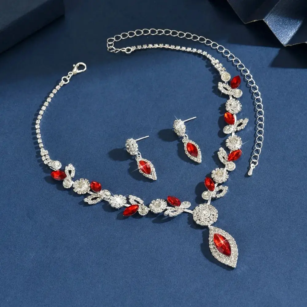 ensemble de trois pièces collier et boucles d'oreilles en cristal, chaîne de clavicule à franges en losange, bijoux de luxe exagérés en strass légers ensemble de trois pièces collier et boucles d'oreilles en cristal, chaîne de clavicule à franges en losange, bijoux de luxe exagérés en strass légers