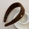 1 bandeaux floues de style coréen pour femmes, bandeaux tricotés doux avec logo doré, accessoires de cheveux tendance pour un usage quotidien et une fête