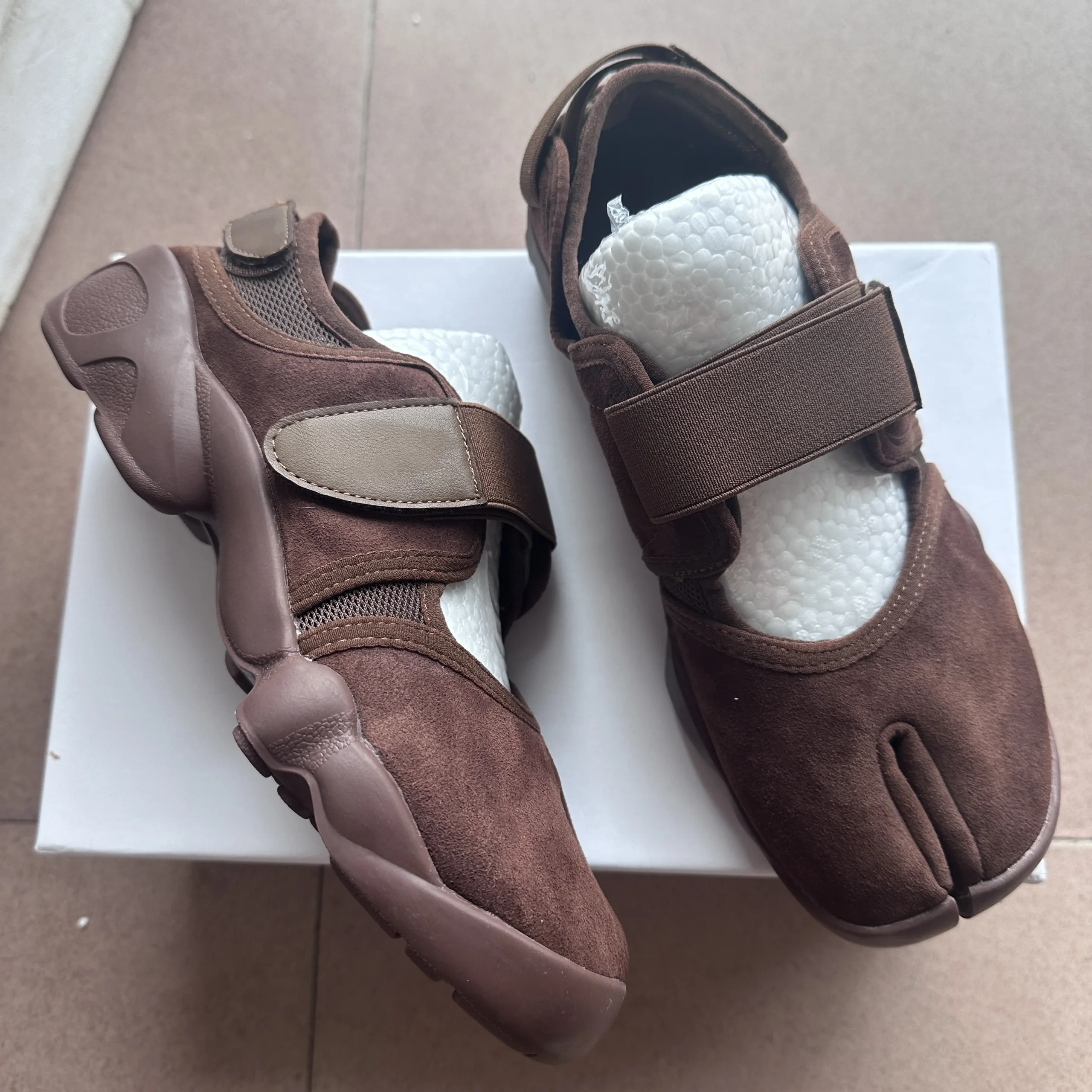 tabi chaussures nouvelle mode boucle de ceinture chaussures à bout fendu baskets dames en cuir chaussures plates mary jane décontracté pour les femmes 2026 tabi chaussures nouvelle mode boucle de ceinture chaussures à bout fendu baskets dames en cuir chaussures plates mary jane décontracté pour les femmes 2026