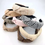 Accessoires pour cheveux avec nœud en paille, tendance et élégant, tissé à larges bords, cerceau pour cheveux distinctif Simple et à la mode pour femmes Accessoires pour cheveux avec nœud en paille, tendance et élégant, tissé à larges bords, cerceau pour cheveux distinctif Simple et à la mode pour femmes
