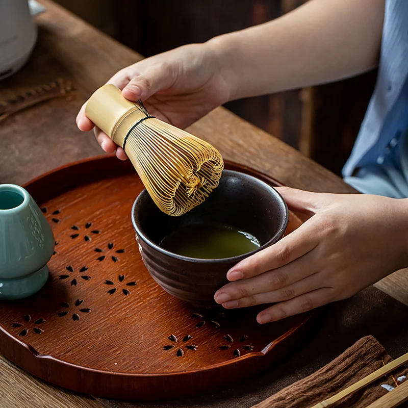 fouet à thé matcha japonais (chasen), cuillère à thé (chashaku), thé matcha fouet à thé matcha japonais (chasen), cuillère à thé (chashaku), thé matcha