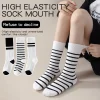 Une paire de chaussettes pour fille simples et polyvalentes avec un design patchwork noir et blanc pour le printemps et l’automne. Une paire de chaussettes pour fille simples et polyvalentes avec un design patchwork noir et blanc pour le printemps et l’automne.