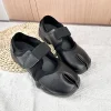 Tabi chaussures nouvelle mode boucle de ceinture chaussures à bout fendu baskets dames en cuir chaussures plates Mary Jane décontracté pour les femmes 2026 Tabi chaussures nouvelle mode boucle de ceinture chaussures à bout fendu baskets dames en cuir chaussures plates Mary Jane décontracté pour les femmes 2026