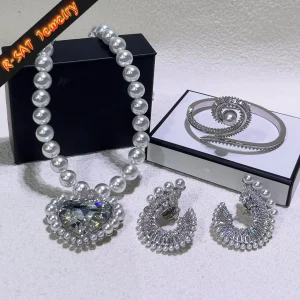 Bracelet français en cristal, nouveaux bijoux, nouvelles tendances de vente, collier de perles, boucles d’oreilles d’amour, déchets doux, cadeaux de mariage pour femmes Bracelet français en cristal, nouveaux bijoux, nouvelles tendances de vente, collier de perles, boucles d’oreilles d’amour, déchets doux, cadeaux de mariage pour femmes