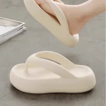 Tongs japonaises à semelles épaisses pour femmes, vêtements d’extérieur d’été, nouvelles chaussures de plage EVA antidérapantes et anti-odeur augmentant la hauteur, 2024 Tongs japonaises à semelles épaisses pour femmes, vêtements d’extérieur d’été, nouvelles chaussures de plage EVA antidérapantes et anti-odeur augmentant la hauteur, 2024