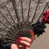 Éventail pliant en dentelle pour femmes, en tissu noir et blanc, avec pompons, danse de style ancien, pour cadeaux de fête de mariage