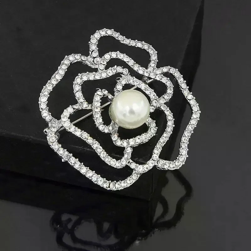 broches ornementales chics avec nœud en perles et strass vintage ; accessoire flexible pour tous les cadeaux de tenue pour femmes. broches ornementales chics avec nœud en perles et strass vintage ; accessoire flexible pour tous les cadeaux de tenue pour femmes.