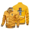 Un manteau pour hommes avec un grand logo, doté d&rsquo;une capuche amovible, un style à la mode et est un vêtement d&rsquo;extérieur ample adapté au printemps