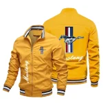 Un manteau pour hommes avec un grand logo, doté d’une capuche amovible, un style à la mode et est un vêtement d’extérieur ample adapté au printemps Un manteau pour hommes avec un grand logo, doté d’une capuche amovible, un style à la mode et est un vêtement d’extérieur ample adapté au printemps