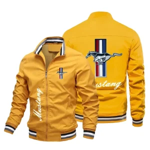 Un manteau pour hommes avec un grand logo, doté d&rsquo;une capuche amovible, un style à la mode et est un vêtement d&rsquo;extérieur ample adapté au printemps