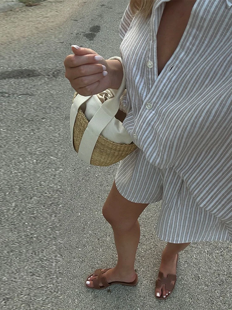 ensemble chemise et short à rayures pour femmes, ample, simple boutonnage, haut à manches courtes, taille haute, cordon de serrage, pantalon court, vêtements de plage, été 2025 ensemble chemise et short à rayures pour femmes, ample, simple boutonnage, haut à manches courtes, taille haute, cordon de serrage, pantalon court, vêtements de plage, été 2025