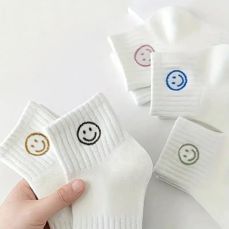 5 paires de chaussettes courtes fantaisistes à imprimé de visage de dessin animé – tissu tricoté en polyester doux, respirant et confortable 5 paires de chaussettes courtes fantaisistes à imprimé de visage de dessin animé – tissu tricoté en polyester doux, respirant et confortable