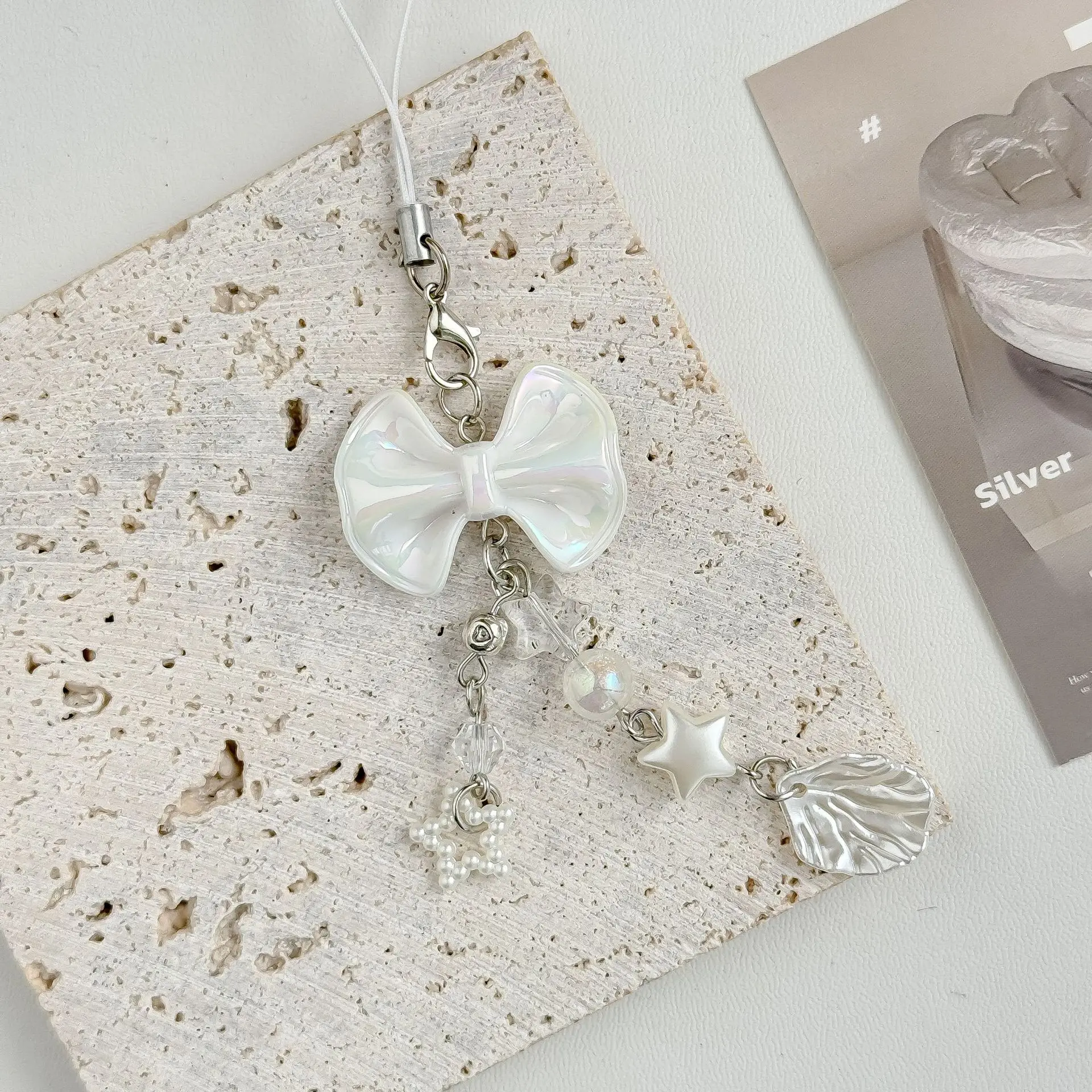 chaîne de téléphone portable avec nœud pour fille, nouveau style ins japonais et coréen, sac perlé fait à la main, porte clés de voiture suspendu, pendentif de sac pour carte d'appareil photo chaîne de téléphone portable avec nœud pour fille, nouveau style ins japonais et coréen, sac perlé fait à la main, porte clés de voiture suspendu, pendentif de sac pour carte d'appareil photo
