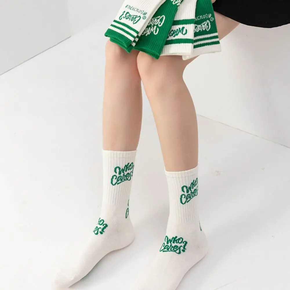 chaussettes vertes en coton à la mode, style japonais ins, tube moyen, harajuku, chaussettes de sport d'automne et d'hiver pour femmes et hommes chaussettes vertes en coton à la mode, style japonais ins, tube moyen, harajuku, chaussettes de sport d'automne et d'hiver pour femmes et hommes