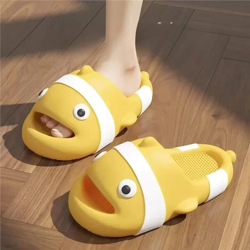 Chaussures antidérapantes amusantes pour salle de bain et maison, pour femmes, Couple d’été, semelles épaisses, mignon petit poisson, sandales, pantoufles de sortie d’été Chaussures antidérapantes amusantes pour salle de bain et maison, pour femmes, Couple d’été, semelles épaisses, mignon petit poisson, sandales, pantoufles de sortie d’été