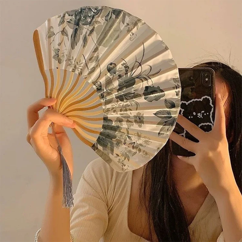 Éventail pliant en soie de style japonais chinois, éventail de danse à main vintage en bambou, éventail de fleurs pliable à main, cadeaux artistiques pour mariage Éventail pliant en soie de style japonais chinois, éventail de danse à main vintage en bambou, éventail de fleurs pliable à main, cadeaux artistiques pour mariage