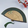 Éventail pliant rétro en soie pour femmes, style chinois et japonais, artisanat d'art, cadeau de danse, décor de chambre en bambou, ventilateur de refroidissement d'été en bois