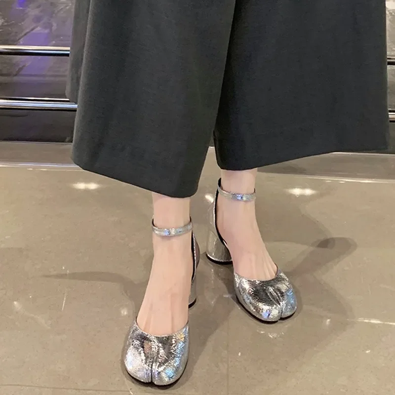 Mode Tabi Ninja chaussures femmes bout fendu peu profond talon épais sandales simple mi talon Mary Janes chaussures femmes pompes Mode Tabi Ninja chaussures femmes bout fendu peu profond talon épais sandales simple mi talon Mary Janes chaussures femmes pompes
