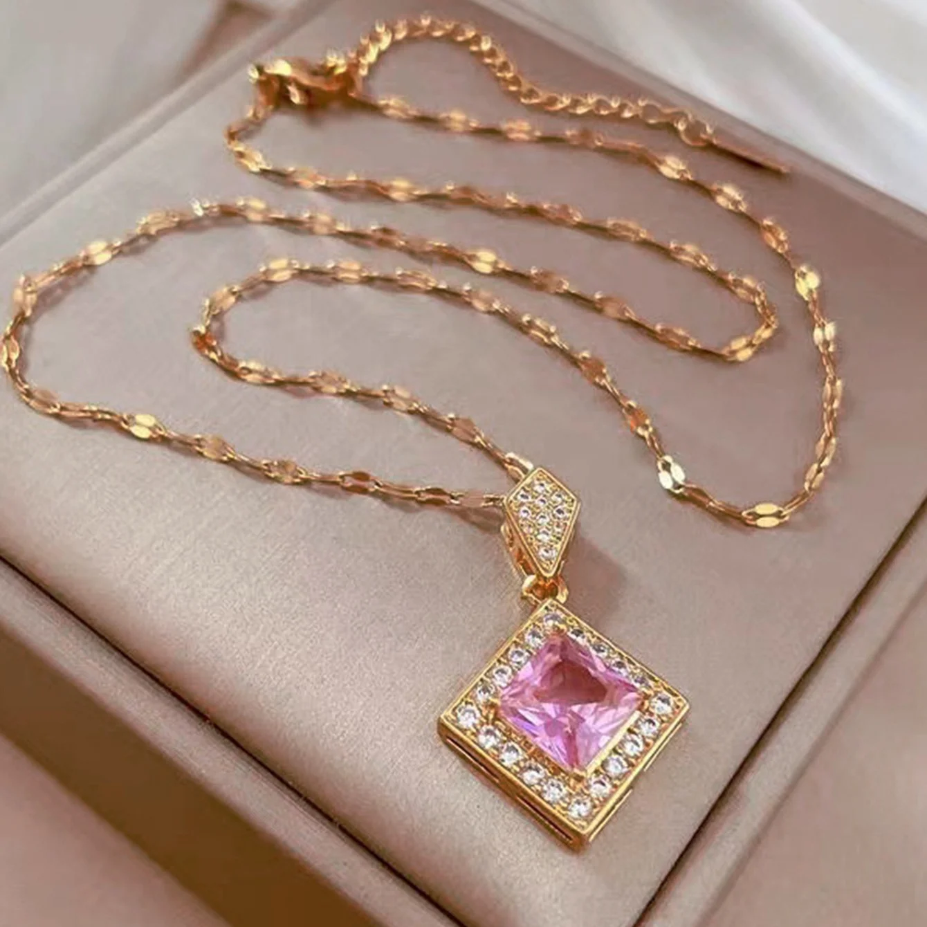 ensemble de bijoux carrés géométriques exquis | ensemble collier et boucles d'oreilles | accessoire de mariée de mode | cadeau de charme romantique pour dames ensemble de bijoux carrés géométriques exquis | ensemble collier et boucles d'oreilles | accessoire de mariée de mode | cadeau de charme romantique pour dames