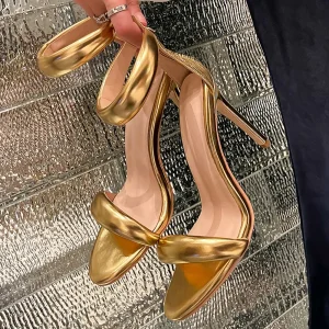 Sandales femmes 2025 Style concis sandales à une sangle pour filles femmes Sexy talon aiguille dos fermeture éclair couverture talons été Sandalias or